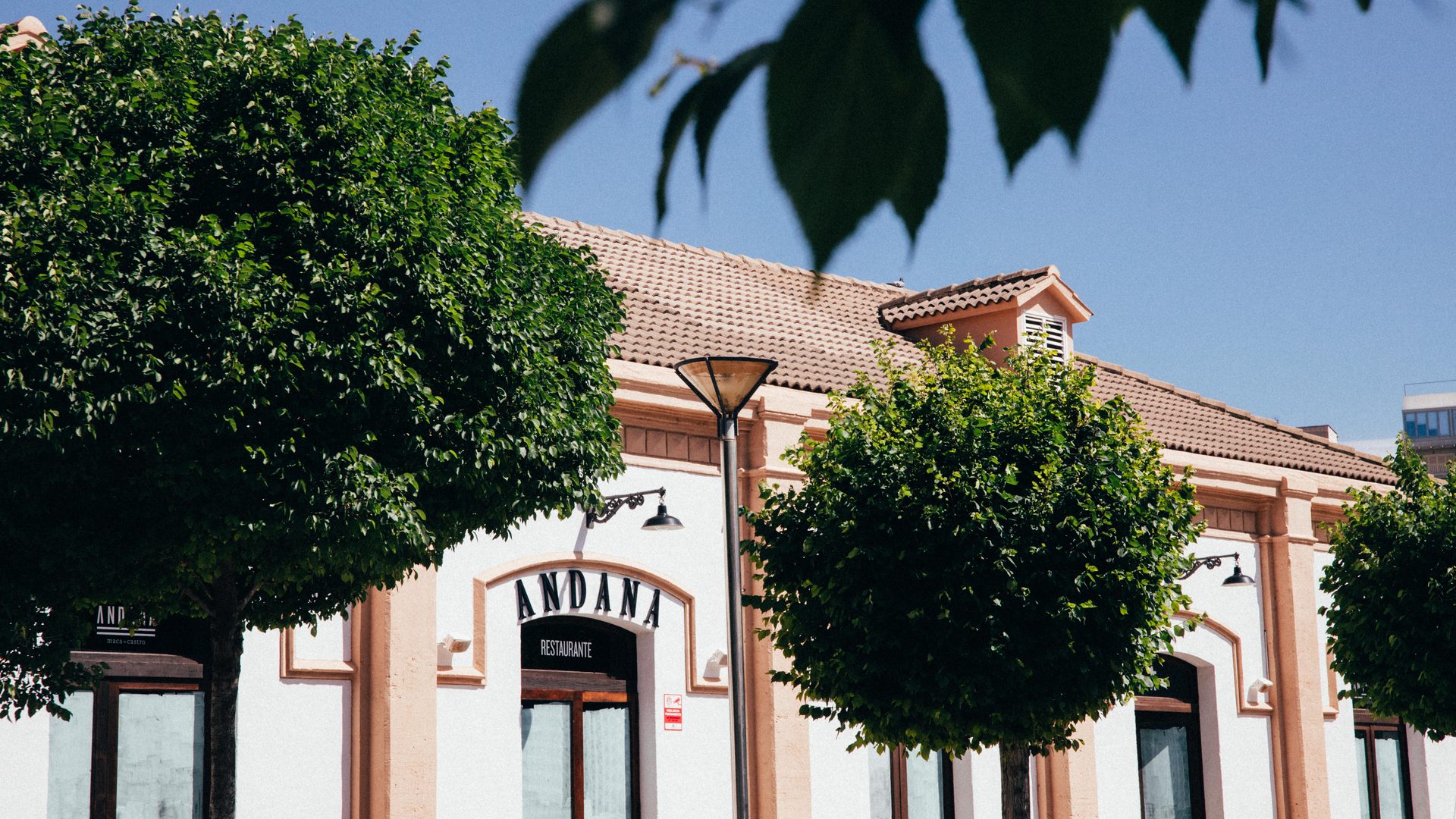 Fachada de Andana en Plaza de España