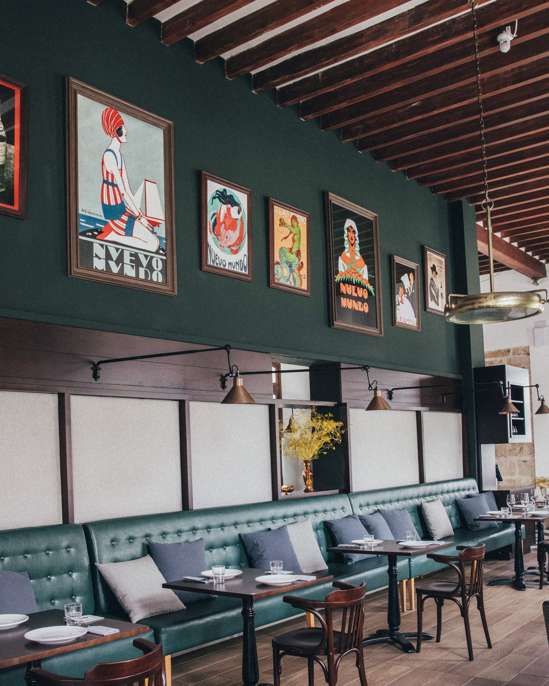 Sala de Andana con los bancos verdes
