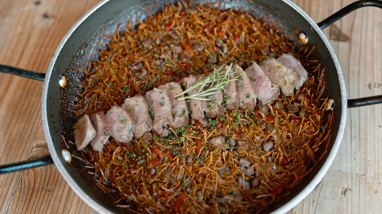 Iberian pork presa fideuà in the paella pan