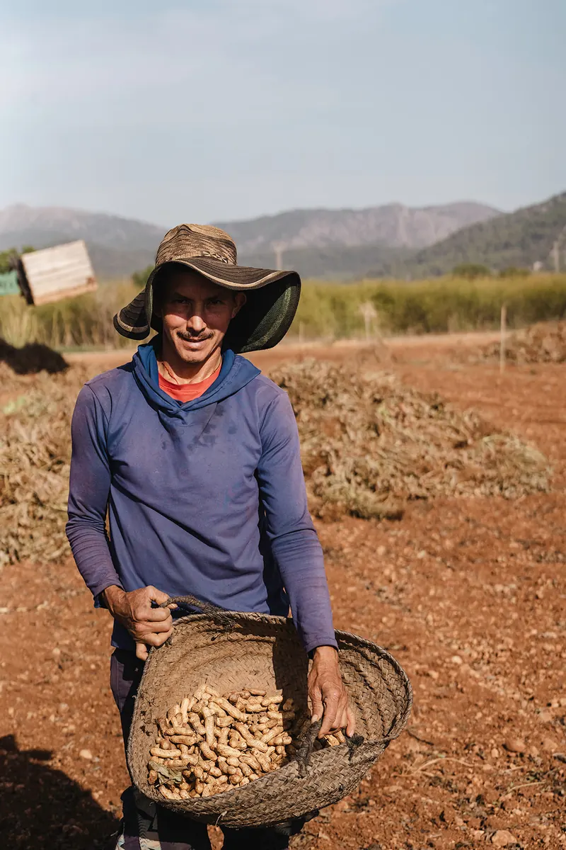 Payés con un capazo lleno de cacahuetes