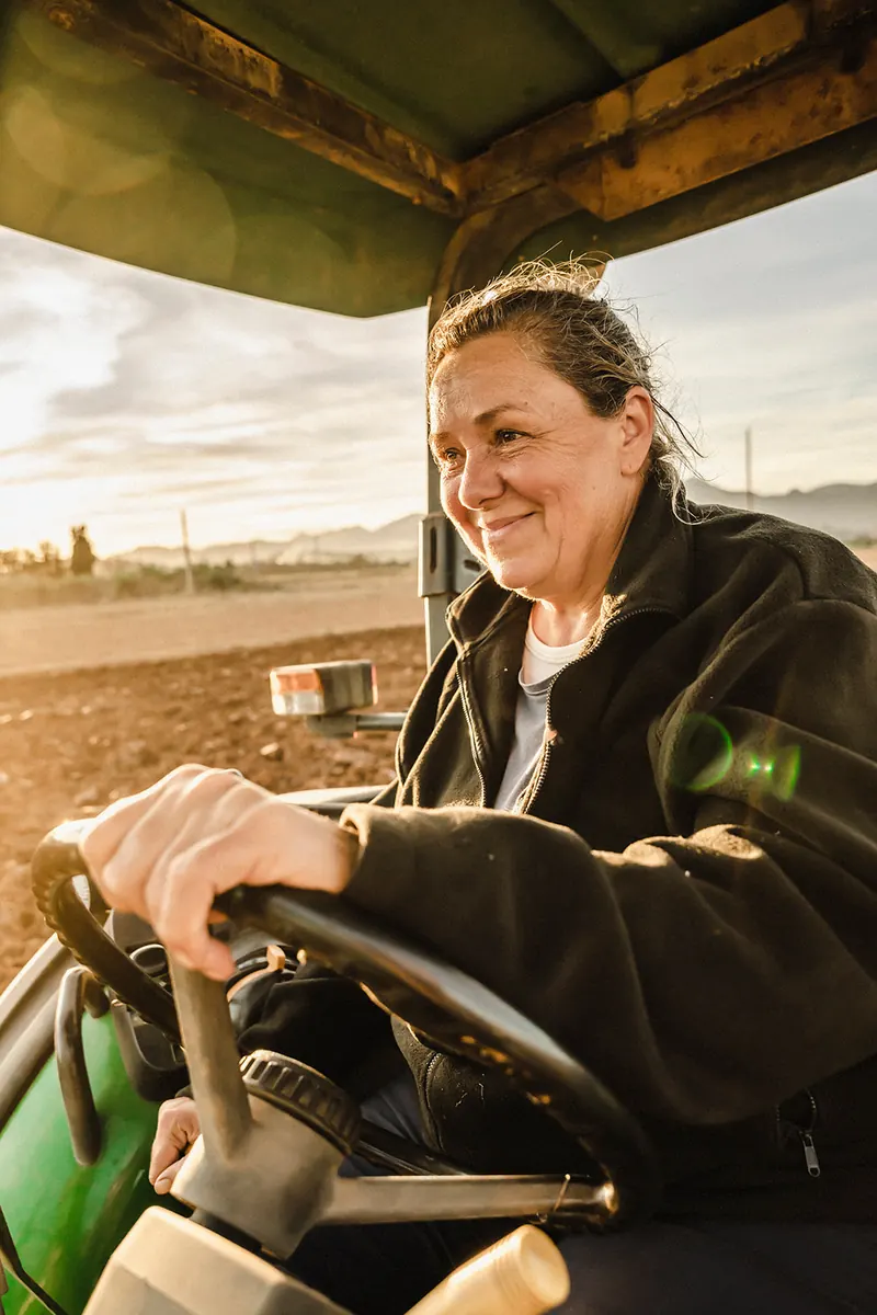 Payesa sonriendo al volante del tractor